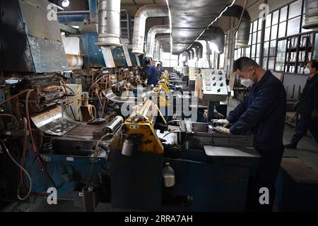 210719 -- HEFEI, 19 luglio 2021 -- i dipendenti producono parti di batterie con piombo riciclato al parco tecnologico Tiaviera di Jieshou, nella provincia di Anhui, nella Cina orientale, 15 luglio 2021. Nel parco tecnologico Tiaviera di Jieshou, materiali come piombo e plastica trovati nelle batterie di scarto vengono riutilizzati attraverso una serie di processi. Per promuovere l'economia circolare, Jieshou ha costruito una delle più grandi basi di riciclaggio e produzione di batterie elettriche in Cina con un sistema di riciclaggio a tutti gli effetti e industrie correlate. Ogni anno, la città ricicla 1,6 milioni di tonnellate di batterie di scarto. CHINA-ANHUI-JIESHOU-BATTERY RECYCLI Foto Stock