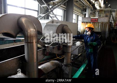 210719 -- HEFEI, 19 luglio 2021 -- un dipendente lavora la plastica di scarto al parco tecnologico Tiaviera di Jieshou, nella provincia di Anhui della Cina orientale, 15 luglio 2021. Nel parco tecnologico Tiaviera di Jieshou, materiali come piombo e plastica trovati nelle batterie di scarto vengono riutilizzati attraverso una serie di processi. Per promuovere l'economia circolare, Jieshou ha costruito una delle più grandi basi di riciclaggio e produzione di batterie elettriche in Cina con un sistema di riciclaggio a tutti gli effetti e industrie correlate. Ogni anno, la città ricicla 1,6 milioni di tonnellate di batterie di scarto. CHINA-ANHUI-JIESHOU-BATTERY RECYCLING CN LIUXJUNXI P Foto Stock