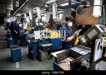 210719 -- HEFEI, 19 luglio 2021 -- i dipendenti producono parti di batterie con piombo riciclato al parco tecnologico Tiaviera di Jieshou, nella provincia di Anhui, nella Cina orientale, 15 luglio 2021. Nel parco tecnologico Tiaviera di Jieshou, materiali come piombo e plastica trovati nelle batterie di scarto vengono riutilizzati attraverso una serie di processi. Per promuovere l'economia circolare, Jieshou ha costruito una delle più grandi basi di riciclaggio e produzione di batterie elettriche in Cina con un sistema di riciclaggio a tutti gli effetti e industrie correlate. Ogni anno, la città ricicla 1,6 milioni di tonnellate di batterie di scarto. CHINA-ANHUI-JIESHOU-BATTERY RECYCLI Foto Stock