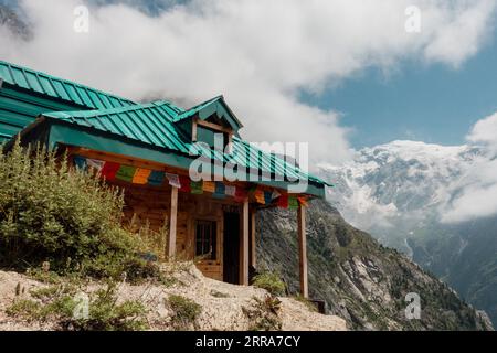 Il 29 agosto, Himachal Pradesh, India: Una residenza tradizionale incastonata nella catena montuosa Kinner Kailash tra montagne e valli. Foto Stock