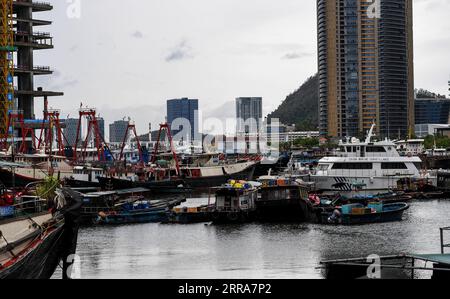 210720 -- SHENZHEN, 20 luglio 2021 -- foto scattata il 19 luglio 2021 mostra le barche ancorate al porto Shekou di Shenzhen, nella provincia del Guangdong della Cina meridionale. Il tifone Cempaka, il settimo di quest'anno, secondo le autorità meteorologiche provinciali, approderà martedì sulla costa della provincia del Guangdong nella Cina meridionale. Cempaka, rafforzandosi in un tifone il lunedì mattina, si avvicinerà lentamente alla regione costiera tra l'estuario del fiume delle Perle e il Guangdong occidentale, con la sua intensità che aumenta gradualmente, e sbarcherà tra le città di Zhuhai e Maoming tra martedì dopo Foto Stock