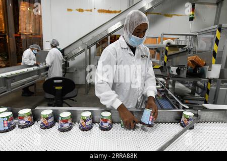 210720 -- BIRRA TUVIA, 20 luglio 2021 -- Un operaio gestisce vasche di gelato Ben & Jerry's in una fabbrica a Beer Tuvia, nel sud di Israele, il 20 luglio 2021. Israele martedì ha avvertito il gigante dei beni di consumo Unilever di gravi conseguenze sulla decisione della sua controllata Ben & Jerry S di interrompere le vendite di gelati negli insediamenti israeliani. VIA XINHUA ISRAEL-BIRRA TUVIA-BEN & JERRY S-GELATO-VENDITE BAN-SETTLEMENTS JINI PUBLICATIONXNOTXINXCHN Foto Stock