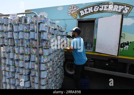 210720 -- BIRRA TUVIA, 20 luglio 2021 -- Un operaio gestisce vasche di gelato Ben & Jerry's in una fabbrica a Beer Tuvia, nel sud di Israele, il 20 luglio 2021. Israele martedì ha avvertito il gigante dei beni di consumo Unilever di gravi conseguenze sulla decisione della sua controllata Ben & Jerry S di interrompere le vendite di gelati negli insediamenti israeliani. VIA XINHUA ISRAEL-BIRRA TUVIA-BEN & JERRY S-GELATO-VENDITE BAN-SETTLEMENTS JINI PUBLICATIONXNOTXINXCHN Foto Stock