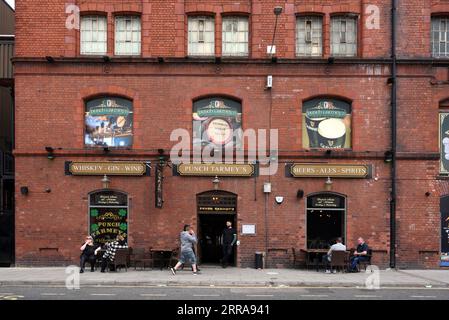 Facciata del Red Brick, dell'epoca vittoriana Punch Tarmey's Pub o Public House e Drinkers nell'area del Triangolo Baltico di Liverpool, Inghilterra, Regno Unito Foto Stock