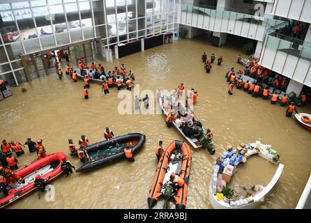 Bilder des Jahres 2021, News 07 Juli News Themen der Woche KW29 News Bilder des Tages China, Hochwasser in Zhengzhou 210722 -- ZHENGZHOU, 22 luglio 2021 -- la foto scattata il 22 luglio 2021 mostra persone che trasferiscono pazienti nella sala allagata dell'ospedale cardiovascolare Fuwai Central China nella contea di Zhongmu di Zhengzhou, nella provincia centrale di Henan. Il disastro naturale ha inflitto danni a molti ospedali dell'Henan, con pazienti e personale medico bloccati all'interno, in attesa di essere evacuati, tra cui l'ospedale cardiovascolare Fuwai Central China nella contea di Zhongmu, sotto la giurisdizione Foto Stock