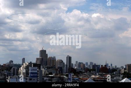 210723 -- TOKYO, 23 luglio 2021 -- velivolo del Blue Impulse della Japan Air Self-Defense Force disegna gli anelli olimpici durante uno spettacolo aereo in vista della cerimonia di apertura dei Giochi Olimpici di Tokyo 2020 a Tokyo, in Giappone, il 23 luglio 2021. TOKYO2020JAPAN-TOKYO-OLY-AIRSHOW-BLUE IMPULSE WANGXLILI PUBLICATIONXNOTXINXCHN Foto Stock