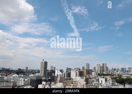 210723 -- TOKYO, 23 luglio 2021 -- velivoli della Blue Impulse della Japan Air Self-Defense Force partecipano ad un airshow in vista della cerimonia di apertura dei Giochi Olimpici di Tokyo 2020 a Tokyo, in Giappone, il 23 luglio 2021. TOKYO202020JAPAN-TOKYO-OLY-AIRSHOW-BLUE IMPULSE WANGXJINGQIANG PUBLICATIONXNOTXINXCHN Foto Stock