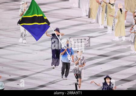 210723 -- TOKYO, 23 luglio 2021 -- delegazione olimpica della Repubblica Unita della Tanzania sfilano allo Stadio Olimpico durante la cerimonia di apertura dei Giochi Olimpici di Tokyo 2020 a Tokyo, Giappone, 23 luglio 2021. TOKYO202020JAPAN-TOKYO-OLY-CERIMONIA DI APERTURA ZhengxHuansong PUBLICATIONxNOTxINxCHN Foto Stock