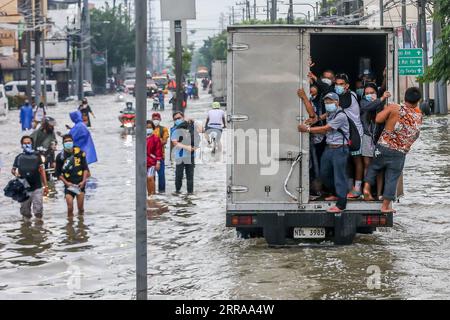 210724 -- PROVINCIA DI RIZAL, 24 luglio 2021 -- le persone si sono gettate nell'acqua alluvionale portata dalle pesanti piogge monsoniche nella provincia di Rizal, nelle Filippine, 24 luglio 2021. Le Filippine hanno evacuato più di 15.000 persone a Metro Manila e in alcune parti del paese in mezzo alla minaccia delle inondazioni, hanno detto le autorità di gestione delle catastrofi sabato. FILIPPINE-PROVINCIA DI RIZAL-INONDAZIONI MONSONICHE RouellexUmali PUBLICATIONxNOTxINxCHN Foto Stock