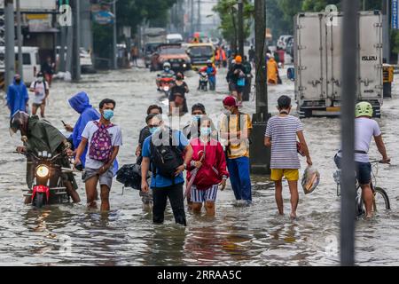 210724 -- PROVINCIA DI RIZAL, 24 luglio 2021 -- le persone si sono gettate nell'acqua alluvionale portata dalle pesanti piogge monsoniche nella provincia di Rizal, nelle Filippine, 24 luglio 2021. Le Filippine hanno evacuato più di 15.000 persone a Metro Manila e in alcune parti del paese in mezzo alla minaccia delle inondazioni, hanno detto le autorità di gestione delle catastrofi sabato. FILIPPINE-PROVINCIA DI RIZAL-INONDAZIONI MONSONICHE RouellexUmali PUBLICATIONxNOTxINxCHN Foto Stock