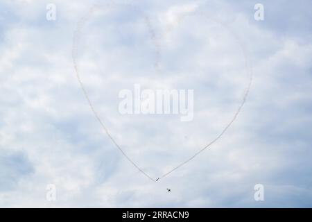 210725 -- MOSCA, 25 luglio 2021 -- la prima squadra di dimostrazione aerobatica di volo si esibisce durante il giorno di chiusura del Salone Internazionale dell'aviazione e dello spazio MAKS-2021 in un sobborgo di Mosca, in Russia, il 25 luglio 2021. RUSSIA-MOSCA-MAKS 2021-CLOSE BaixXueqi PUBLICATIONxNOTxINxCHN Foto Stock