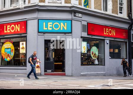 Londra, Regno Unito. 6 settembre 2023. Un uomo passa davanti alla catena di fast food, LEON a Londra. (Foto di May James | SOPA Images/Sipa USA) credito: SIPA USA/Alamy Live News Foto Stock