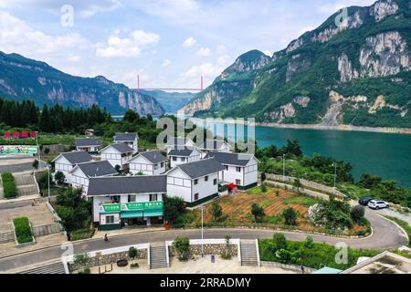 210726 -- QIANXI, 26 luglio 2021 -- foto aerea scattata il 24 luglio 2021 mostra una vista di un sito di trasferimento per alleviare la povertà al villaggio di Huawu a Xinren Miao Township, Qianxi City, provincia di Guizhou nella Cina sud-occidentale. Il villaggio di Huawu, pur vantando una cultura etnica unica di Miao e splendide viste sulle montagne con vasti corpi idrici, una volta aveva un tasso di povertà del personale fino al 63,6%. Approfittando del ricco patrimonio culturale e naturale, il governo locale ha avviato un progetto di area panoramica come misura mirata per scongiurare la povertà e stimolare il turismo costruendo un galler lungo chilometri Foto Stock