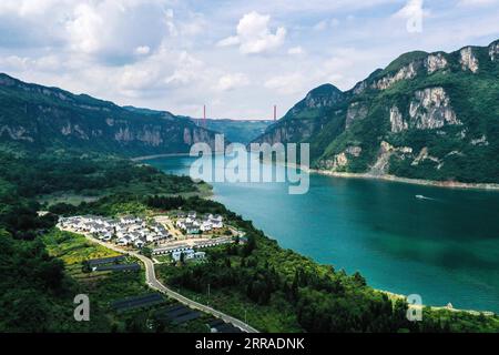 210726 -- QIANXI, 26 luglio 2021 -- foto aerea scattata il 24 luglio 2021 mostra una vista di un sito di trasferimento per alleviare la povertà al villaggio di Huawu a Xinren Miao Township, Qianxi City, provincia di Guizhou nella Cina sud-occidentale. Il villaggio di Huawu, pur vantando una cultura etnica unica di Miao e splendide viste sulle montagne con vasti corpi idrici, una volta aveva un tasso di povertà del personale fino al 63,6%. Approfittando del ricco patrimonio culturale e naturale, il governo locale ha avviato un progetto di area panoramica come misura mirata per scongiurare la povertà e stimolare il turismo costruendo un galler lungo chilometri Foto Stock