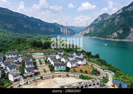 210726 -- QIANXI, 26 luglio 2021 -- foto aerea scattata il 24 luglio 2021 mostra una vista di un sito di trasferimento per alleviare la povertà al villaggio di Huawu a Xinren Miao Township, Qianxi City, provincia di Guizhou nella Cina sud-occidentale. Il villaggio di Huawu, pur vantando una cultura etnica unica di Miao e splendide viste sulle montagne con vasti corpi idrici, una volta aveva un tasso di povertà del personale fino al 63,6%. Approfittando del ricco patrimonio culturale e naturale, il governo locale ha avviato un progetto di area panoramica come misura mirata per scongiurare la povertà e stimolare il turismo costruendo un galler lungo chilometri Foto Stock