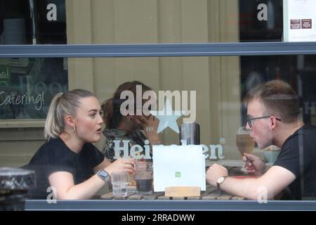 210726 -- DUBLINO, 26 luglio 2021 -- la gente cena in un ristorante a Dublino, Irlanda, il 26 luglio 2021. Ristoranti, bar, caffè e aree ristoro in tutta l’Irlanda sono stati autorizzati da lunedì a fornire servizi al chiuso a clienti che sono stati completamente vaccinati contro la COVID-19 o che si sono ripresi dalla malattia negli ultimi sei mesi, nonché a bambini di età inferiore a 18 anni che si sono occupati, secondo le nuove linee guida del governo irlandese. Foto di /Xinhua IRELAND-DUBLIN-COVID-19-INDOOR HOSPITALITY-REOPENING LiuxXiaoming PUBLICATIONxNOTxINxCHN Foto Stock