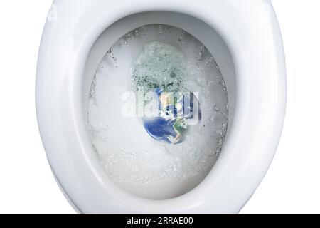 Pianeta terra viene sciacquato con molta acqua potabile in una ciotola del WC, spreco di risorse ambientali e concetto di risparmio idrico, vista dall'alto, copia spa Foto Stock