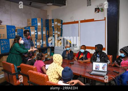 210727 -- NAIROBI, 27 luglio 2021 -- Abhigail Xu 1st L, un insegnante filippino attualmente volontario per la Konnect School e che insegna l'inglese come seconda lingua, parla con gli studenti del Konnect Hub a Githurai 44, una comunità a reddito medio-basso nella periferia di Nairobi, Kenya, 24 luglio 2021. PER ANDARE CON la caratteristica: La scuola elettronica finanziata dalla Cina illumina i bambini africani svantaggiati KENYA-NAIROBI-CINESE-e-SCHOOL-AFRICAN UNDERPRIVILEGED CHILDREN LixYan PUBLICATIONxNOTxINxCHN Foto Stock