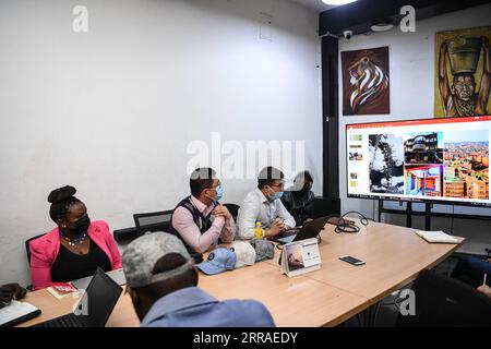 210727 -- NAIROBI, 27 luglio 2021 -- Zhou Tao 2nd R, fondatore di Ahadi Wireless Limited, tiene un incontro al Konnect Hub a Githurai 44, una comunità a medio e basso reddito alla periferia di Nairobi, Kenya, 24 luglio 2021. PER ANDARE CON la caratteristica: La scuola elettronica finanziata dalla Cina illumina i bambini africani svantaggiati KENYA-NAIROBI-CINESE-e-SCHOOL-AFRICAN UNDERPRIVILEGED CHILDREN LixYan PUBLICATIONxNOTxINxCHN Foto Stock