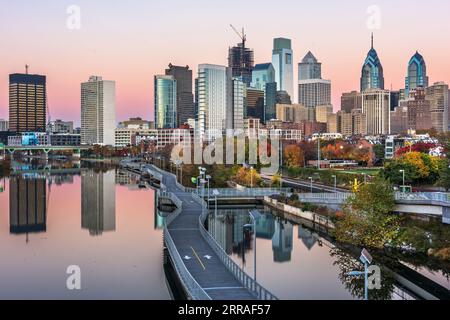 Filadelfia, Pennsylvania, USA, skyline del centro città sul fiume Schuylkill in autunno al tramonto. Foto Stock