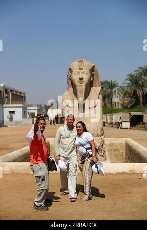 210728 -- CAIRO, 28 luglio 2021 -- i turisti fanno un selfie davanti alla statua della Sfinge alle rovine dell'antica città egiziana di Memphis, a circa 23 chilometri a sud-ovest del Cairo, capitale dell'Egitto, 28 luglio 2021. Menfi, fondata intorno al 3.100 a.C., fu la capitale dell'antico Egitto durante l'Antico Regno che si estendeva dal 2700-2200 a.C. e rimase una città importante per tutta la storia dell'antico Egitto. Oggi, le rovine dell'ex capitale offrono prove frammentate del suo passato. Insieme alla sua necropoli, i campi piramidali da Giza a Dahshur, Memphis è stata iscritta come patrimonio dell'umanità nel 197 Foto Stock