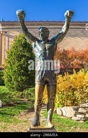 PHILADELPHIA, PENNSYLVANIA - NOVEMBR 16, 2016: La statua di Rocky Balboa durante l'autunno. La statua commemora la serie di film Rocky che ha beco Foto Stock