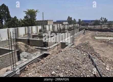 210728 -- DISTRETTO DI KHYBER, 28 luglio 2021 -- foto scattata il 5 luglio 2021 mostra un edificio in costruzione di una delle 50 scuole donate dal governo cinese ai bambini del distretto di Khyber, nella provincia nord-occidentale del Pakistan, nella provincia di Khyber Pakhtunkhwa. ANDARE CON la caratteristica: Il supporto della Cina aiuta i bambini pakistani ad abbracciare una migliore istruzione foto di /Xinhua PAKISTAN-KHYBER-CHINA-SCHOOLS SaeedxAhmad PUBLICATIONxNOTxINxCHN Foto Stock