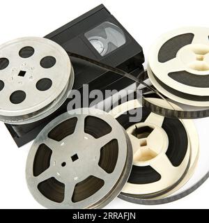 Pellicola e videocassette isolate su sfondo bianco. Foto Stock