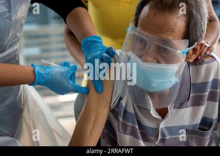 210729 -- KUALA LUMPUR, 29 luglio 2021 -- Un medico inietta una dose di vaccino COVID-19 a un anziano cittadino di Kuala Lumpur, Malesia, 29 luglio 2021. La Malesia ha riportato 17.170 nuove infezioni da COVID-19, ha detto il ministero della salute giovedì, portando il totale nazionale a 1.078.646. Foto di /Xinhua MALAYSIA-COVID-19-VACCINATION ChongxVoonxChung PUBLICATIONxNOTxINxCHN Foto Stock