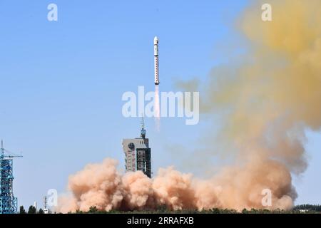 210729 -- JIUQUAN, 29 luglio 2021 -- Un lungo razzo March-2D che trasporta il satellite Tianhui i i-04 esplode dal Jiuquan satellite Launch Center nel nord-ovest della Cina, 29 luglio 2021. La Cina ha lanciato con successo il satellite Tianhui i-04 dal Jiuquan satellite Launch Center nel nord-ovest della Cina a mezzogiorno di giovedì. Il satellite è stato lanciato da un lungo razzo March-2D alle 12:01, ora di Pechino, e poi è entrato con successo nell'orbita pianificata. Foto di /Xinhua EyesonSci CHINA-JIUQUAN-SATELLITE-LAUNCH CN WangxJiangbo PUBLICATIONxNOTxINxCHN Foto Stock