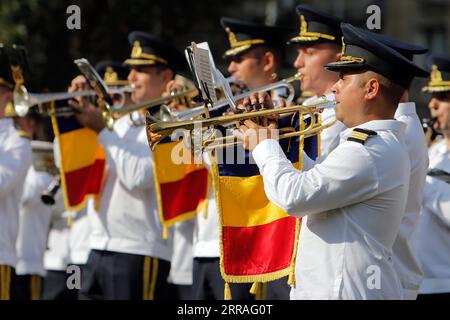 210729 -- BUCAREST, 29 luglio 2021 -- i membri di una banda militare si esibiscono durante una cerimonia che segna la giornata nazionale dell'inno rumeno a Bucarest, Romania, 29 luglio 2021. Foto di /Xinhua ROMANIA-BUCAREST-NATIONAL INNO DAY CristianxCristel PUBLICATIONxNOTxINxCHN Foto Stock
