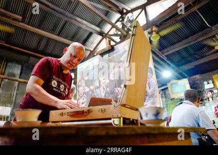 210730 -- CHONGQING, 30 luglio 2021 -- Chen Anjian L lavora su un dipinto ad olio alla Communications Teahouse nel sud-ovest della Cina a Chongqing, 26 luglio 2021. Chen Anjian, 62 anni, insegnante di pittura ad olio presso l'Istituto di Belle Arti di Sichuan, frequenta la Chongqing Communications Teahouse da più di 20 anni. Fondata nel 1987, la Communications Teahouse è ora l'unica vecchia casa da tè di Chongqing che ha mantenuto lo stile originale degli anni '1970 e '80 E' uno dei punti di riferimento culturali chiave di Chongqing, ed e' visitato da migliaia di amanti del te' ogni giorno. La Communications Teahouse è la spa vivente Foto Stock