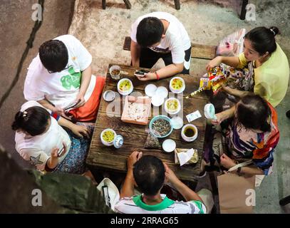 210730 -- CHONGQING, 30 luglio 2021 -- le persone chiacchierano mentre bevevano un tè al Communications Teahouse, a Chongqing, nella Cina sud-occidentale, 26 luglio 2021. Chen Anjian, 62 anni, insegnante di pittura ad olio presso l'Istituto di Belle Arti di Sichuan, frequenta la Chongqing Communications Teahouse da più di 20 anni. Fondata nel 1987, la Communications Teahouse è ora l'unica vecchia casa da tè di Chongqing che ha mantenuto lo stile originale degli anni '1970 e '80 E' uno dei punti di riferimento culturali chiave di Chongqing, ed e' visitato da migliaia di amanti del te' ogni giorno. La Communications Teahouse è lo spazio abitativo di CH Foto Stock