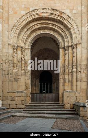 Archi di accesso ad un'antica chiesa nella città di Segovia, Spagna Foto Stock