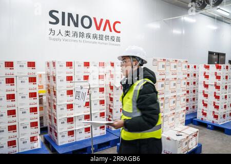 210730 -- PECHINO, 30 luglio 2021 -- Un membro dello staff di Sinovac prepara vaccini da consegnare nella provincia del Sichuan a Pechino, capitale della Cina, 20 luglio 2021. Oltre 1,6 miliardi di dosi di vaccini COVID-19 erano state somministrate in Cina a luglio 28, ha detto giovedì la Commissione sanitaria Nazionale. I vaccini COVID-19 vengono inviati da Pechino in altre parti del paese ogni giorno. Lu Yanhui e Liu si, due conducenti di Sinovac Research & Development Co., Ltd., hanno assunto il compito di inviare un lotto di vaccini COVID-19 da Pechino alla prefettura di Ganzi nella provincia del Sichuan il 20 luglio 2021. Hanno fatto a turno il dottor Foto Stock