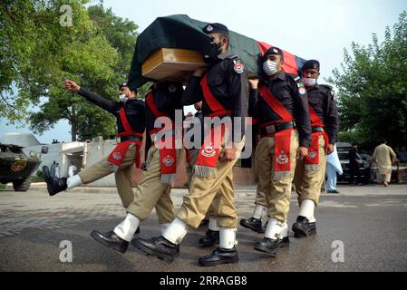 210730 -- PESHAWAR, 30 luglio 2021 -- i poliziotti partecipano al funerale del loro collega ucciso in un'esplosione nel nord-ovest del Pakistan a Peshawar il 30 luglio 2021. Un poliziotto è stato ucciso e altri due, tra cui un passante e un poliziotto, sono rimasti feriti quando un'esplosione ha colpito un furgone della polizia nella provincia nordoccidentale di Khyber Pakhtunkhwa in Pakistan venerdì, hanno detto polizia e squadre di soccorso. Foto di /Xinhua PAKISTAN-PESHAWAR-ESPLOSIONE-POLIZIOTTO FUNERALE UmarxQayyum PUBLICATIONxNOTxINxCHN Foto Stock