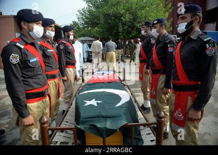 210730 -- PESHAWAR, 30 luglio 2021 -- i poliziotti partecipano al funerale del loro collega ucciso in un'esplosione nel nord-ovest del Pakistan a Peshawar il 30 luglio 2021. Un poliziotto è stato ucciso e altri due, tra cui un passante e un poliziotto, sono rimasti feriti quando un'esplosione ha colpito un furgone della polizia nella provincia nordoccidentale di Khyber Pakhtunkhwa in Pakistan venerdì, hanno detto polizia e squadre di soccorso. Foto di /Xinhua PAKISTAN-PESHAWAR-ESPLOSIONE-POLIZIOTTO FUNERALE UmarxQayyum PUBLICATIONxNOTxINxCHN Foto Stock