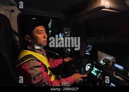 210730 -- PECHINO, 30 luglio 2021 -- Lu Yanhui guida il camion refrigerato mentre invia un lotto di vaccini COVID-19 da Pechino alla prefettura di Ganzi nella provincia del Sichuan della Cina sud-occidentale, 22 luglio 2021. Oltre 1,6 miliardi di dosi di vaccini COVID-19 erano state somministrate in Cina a luglio 28, ha detto giovedì la Commissione sanitaria Nazionale. I vaccini COVID-19 vengono inviati da Pechino in altre parti del paese ogni giorno. Lu Yanhui e Liu si, due conducenti di Sinovac Research & Development Co., Ltd., hanno assunto il compito di inviare un lotto di vaccini COVID-19 da Pechino alla prefettura di Ganzi del SIC Foto Stock