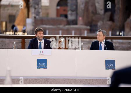 210730 -- ROMA, 30 luglio 2021 -- il primo ministro italiano Mario Draghi R e Dario Franceschini, ministro della cultura italiano, partecipano alla riunione ministeriale del gruppo dei 20 G20 al Colosseo di Roma, Italia, il 29 luglio 2021. Venerdì i ministri del gruppo dei 20 paesi hanno concluso due giorni di colloqui sul ruolo della cultura nel mondo, affermando che investire nelle iniziative culturali può essere un motore di crescita economica sostenibile e che dovrebbero far parte dei futuri negoziati del G20. /Handout via Xinhua ITALIA-ROMA-G20-RIUNIONE DEI MINISTRI G20xItalia PUBLICATIONxNOTxINxCHN Foto Stock