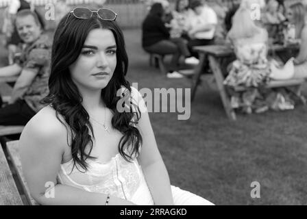Ritratto sincero di una bella donna in abiti alla moda si gode il Ladies Day alle gare di Beverley, Regno Unito. Foto Stock