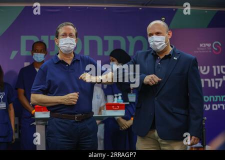 210730 -- RAMAT GAN ISRAEL, 30 luglio 2021 -- il presidente israeliano Isaac Herzog L, il fronte tocca i gomiti con il primo ministro israeliano Naftali Bennett R, il fronte allo Sheba Medical Center di Ramat Gan, Israele centrale, il 30 luglio 2021. Isaac Herzog ha ricevuto il terzo jab Pfizer-BioNTech venerdì. Via Xinhua ISRAEL-RAMAT GAN-PRESIDENT-COVID-19-VACCINE-THIRD DOSE YonatanxSindel/JINI PUBLICATIONxNOTxINxCHN Foto Stock