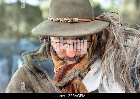 uomo vestito con abiti caldi nel bosco Foto Stock