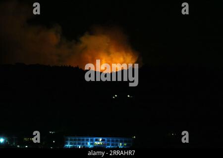 210802 -- MANAVGAT TURCHIA, 2 agosto 2021 -- Una foresta è in fiamme vicino a Manavgat, una località turistica della provincia di Antalya, Turchia, il 2 agosto 2021. La Turchia ha combattuto contro incendi che sono scoppiati nelle località costiere meridionali e sudoccidentali e sono durati sei giorni, hanno annunciato lunedì i funzionari. Il ministro turco dell'agricoltura e delle foreste Bekir Pakdemirli ha sottolineato che l'incendio a Manavgat continua e ha il potenziale per causare nuove evacuazioni. TURCHIA-ANTALYA-MANAVGAT-INCENDI BOSCHIVI Xinhua PUBLICATIONxNOTxINxCHN Foto Stock