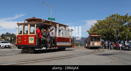 210803 -- SAN FRANCISCO, 3 agosto 2021 -- foto scattata il 2 agosto 2021 mostra una funivia che corre a San Francisco, negli Stati Uniti. Le famose funivie di San Francisco sono tornate a servizio limitato lunedì per la prima volta dopo quasi 17 mesi. Il servizio completo per le entrate tornerà a settembre su tutte e tre le linee della funivia. Foto di /Xinhua U.S.-SAN FRANCISCO-FUNIVIE-RIPRESA LiuxYilin PUBLICATIONxNOTxINxCHN Foto Stock