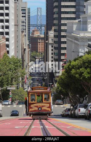 210803 -- SAN FRANCISCO, 3 agosto 2021 -- foto scattata il 2 agosto 2021 mostra una funivia che corre a San Francisco, negli Stati Uniti. Le famose funivie di San Francisco sono tornate a servizio limitato lunedì per la prima volta dopo quasi 17 mesi. Il servizio completo per le entrate tornerà a settembre su tutte e tre le linee della funivia. Foto di /Xinhua U.S.-SAN FRANCISCO-FUNIVIE-RIPRESA LiuxYilin PUBLICATIONxNOTxINxCHN Foto Stock