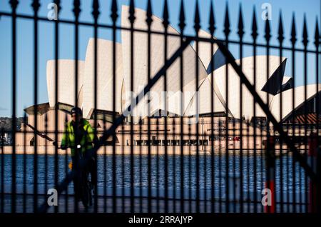 210804 -- SYDNEY, 4 agosto 2021 -- Una donna va in bicicletta vicino alla Sydney Opera House a Sydney, Australia, 4 agosto 2021. A partire da martedì pomeriggio, vi erano stati 34.833 casi confermati di COVID-19 in Australia, e il numero di casi acquisiti localmente nelle precedenti 24 ore era di 219, secondo gli ultimi dati del Dipartimento della salute. Recentemente, la città più popolosa del paese, Sydney, nello stato del nuovo Galles del Sud, ha continuato a combattere l'epidemia di COVID-19 innescata dalla variante Delta. AUSTRALIA-SYDNEY-COVID-19-CASI BaixXuefei PUBLICATIONxNOTxINxCHN Foto Stock