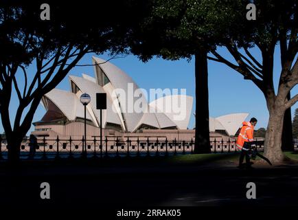 210804 -- SYDNEY, 4 agosto 2021 -- Un membro dello staff pulisce un sentiero vicino alla Sydney Opera House a Sydney, Australia, 4 agosto 2021. A partire da martedì pomeriggio, vi erano stati 34.833 casi confermati di COVID-19 in Australia, e il numero di casi acquisiti localmente nelle precedenti 24 ore era di 219, secondo gli ultimi dati del Dipartimento della salute. Recentemente, la città più popolosa del paese, Sydney, nello stato del nuovo Galles del Sud, ha continuato a combattere l'epidemia di COVID-19 innescata dalla variante Delta. AUSTRALIA-SYDNEY-COVID-19-CASI BaixXuefei PUBLICATIONxNOTxINxCHN Foto Stock