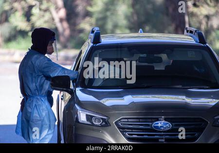 210804 -- SYDNEY, 4 agosto 2021 -- Un membro dello staff lavora in un sito di test degli acidi nucleici a Sydney, Australia, 4 agosto 2021. A partire da martedì pomeriggio, vi erano stati 34.833 casi confermati di COVID-19 in Australia, e il numero di casi acquisiti localmente nelle precedenti 24 ore era di 219, secondo gli ultimi dati del Dipartimento della salute. Recentemente, la città più popolosa del paese, Sydney, nello stato del nuovo Galles del Sud, ha continuato a combattere l'epidemia di COVID-19 innescata dalla variante Delta. AUSTRALIA-SYDNEY-COVID-19-CASI BaixXuefei PUBLICATIONxNOTxINxCHN Foto Stock