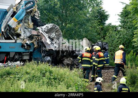 210805 -- PRAGA, 5 agosto 2021 -- i soccorritori lavorano sul sito di un incidente ferroviario vicino al villaggio di Milavce, Repubblica Ceca, 4 agosto 2021. Due treni si sono scontrati nella Repubblica Ceca sud-occidentale mercoledì, uccidendo almeno tre persone e ferendo dozzine di passeggeri, tra cui diversi in condizioni critiche, hanno riferito i media locali. Foto di /Xinhua REPUBBLICA CECA-TRAIN-CRASH DanaxKesnerova PUBLICATIONxNOTxINxCHN Foto Stock