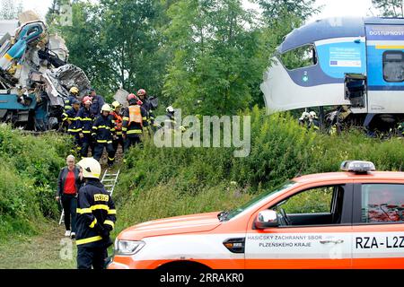 210805 -- PRAGA, 5 agosto 2021 -- i soccorritori lavorano sul sito di un incidente ferroviario vicino al villaggio di Milavce, Repubblica Ceca, 4 agosto 2021. Due treni si sono scontrati nella Repubblica Ceca sud-occidentale mercoledì, uccidendo almeno tre persone e ferendo dozzine di passeggeri, tra cui diversi in condizioni critiche, hanno riferito i media locali. Foto di /Xinhua REPUBBLICA CECA-TRAIN-CRASH DanaxKesnerova PUBLICATIONxNOTxINxCHN Foto Stock